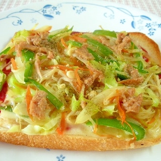 野菜炒めのせピザトースト